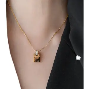 Plakat monogram persegi baja tahan karat berlian terukir berlian, tidak berkarat, cocok untuk kalung wanita titanium pakaian sehari-hari