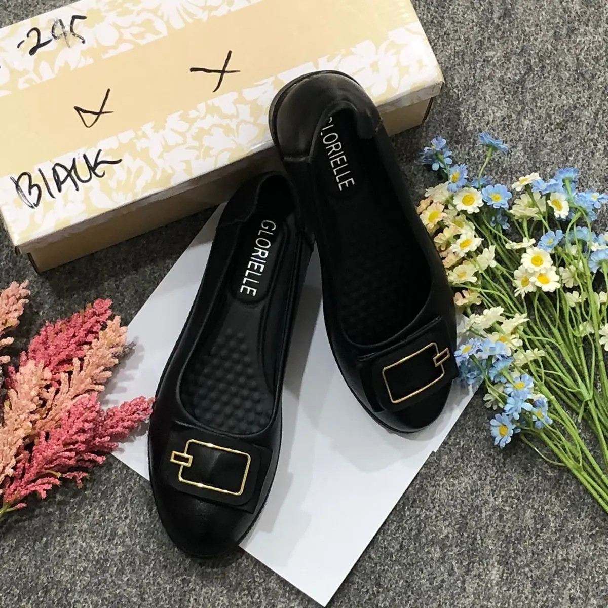 Flatshoes Wanita Hitam dengan Desain Kerja ataupun Daily