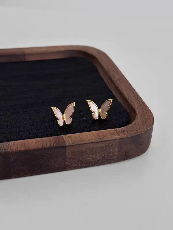 GS Aksesoris Anting Elegant White Pearl Butterfly Earrings with Gold Accents Anting Mutiara Putih Chic dengan Aksen Emas Kupu-Kupu Korean LookAA0015 6