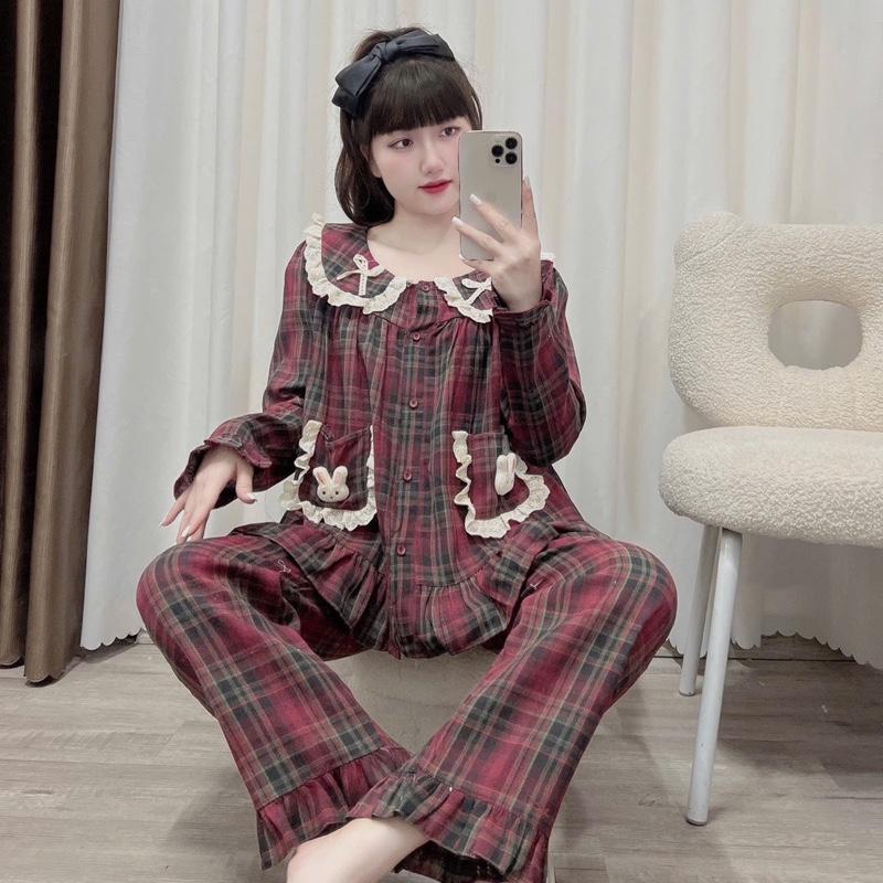 Bộ Hót 2025 cổ sen vải dạ đỏ đẹp trẻ trung A2, Áo cổ sen buộc nơ Xinh , có viền ren Trắng đẹp , Quần ống xuông dễ mặc dành cho Nữ ( 42- 58kg )