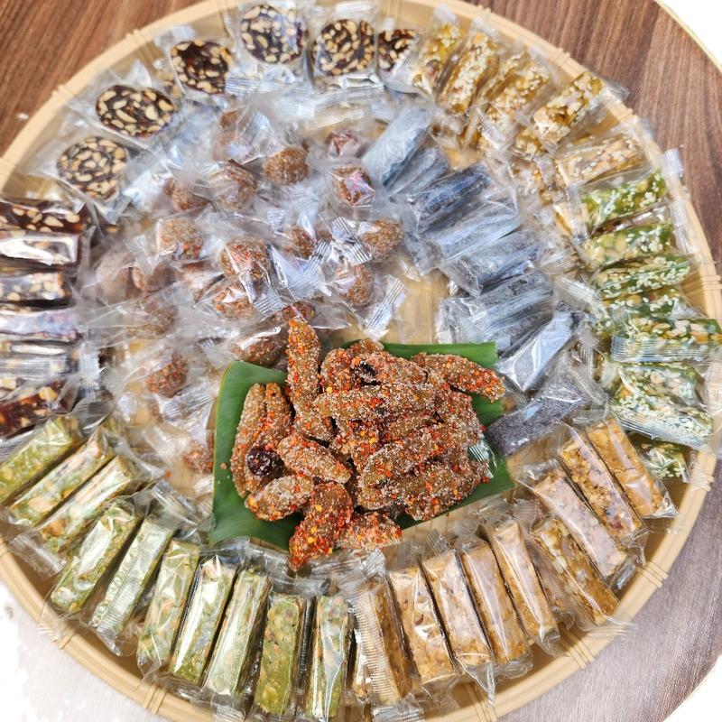 Set 1kg Kẹo Truyền Thống Mix 8 vị: Chuối thanh, chuối đậu cuộn , chuối khóm, me cay, me xốc muối ớt, thèo lèo, kẹo dẻo, kẹo gừng - Mai Ngọc Food Candy