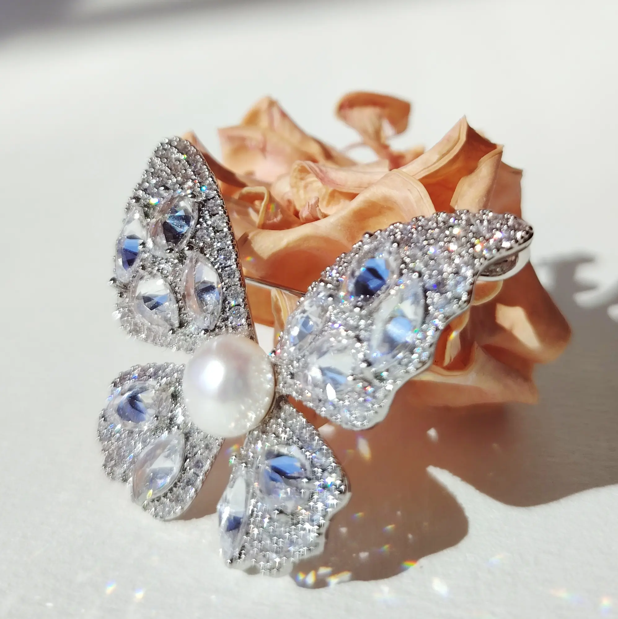 Brooch for Women Exquisite Full Diamond Butterfly Brooch High-end Luxurious Clothing Accessory Suit Coat Large Coat Versatile Pearl Pin Brooch