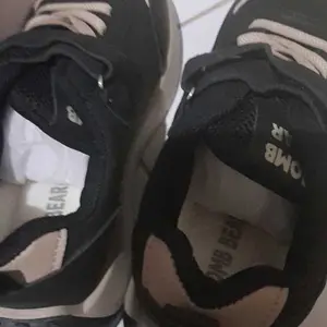 BOMBBEAR 2208 Sepatu Sekolah Anak Dengan Fashion Sneakers bahan Strap Velcro Kulit Sintes Premium, Kualitas Nyaman Lentur Ringan Desain Ergonomis untuk Aktivitas Aktif Si Kecil! warna All black, Black, Khaki, Pink dengan ze 26-37