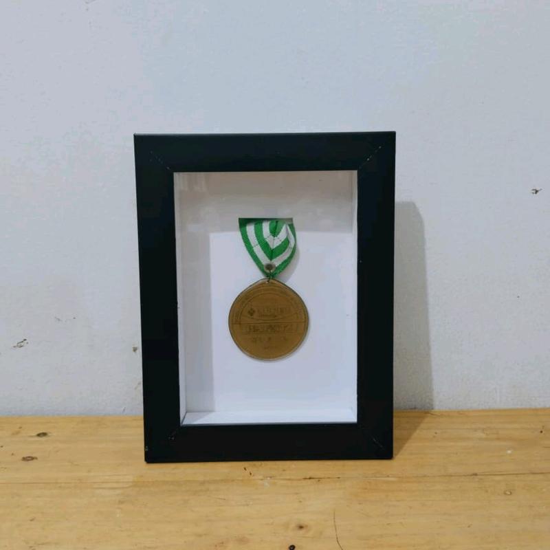 Frame Medali  Kaca  Bingkai Medali  Modern Hitam  Satu Sisi Dipasang di Dinding Kado 6