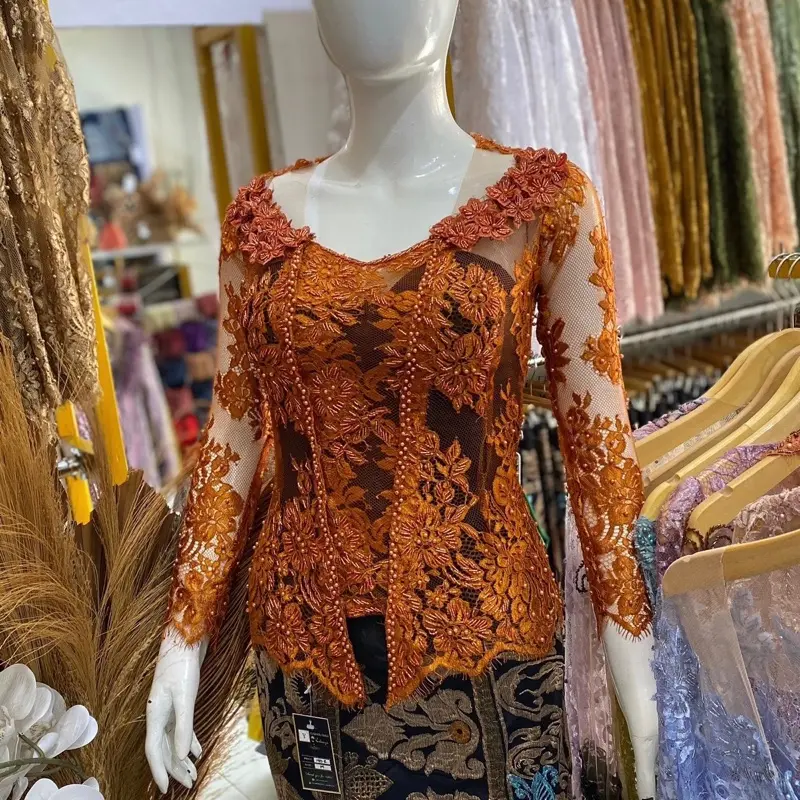 Kebaya Payet Tabur Bali Modern dengan Ornamen Bunga dan Payetan Rapat - Brokat