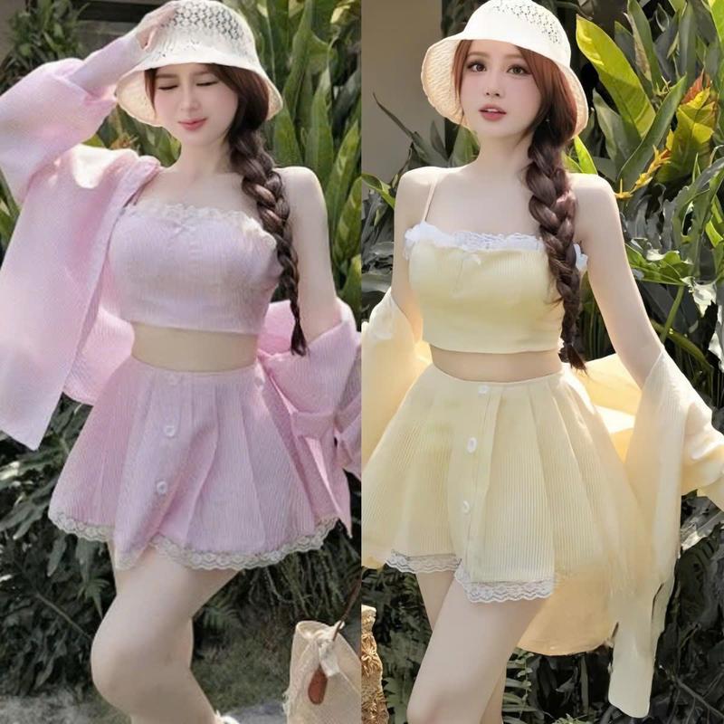 Sét váy nữ đũi thiết kế áo trong 2 dây phối ren cổ. Chân váy xếp ly kèm áo sơ mi ngoài sang chảnh dành cho các nàng diện đi chơi đi biển