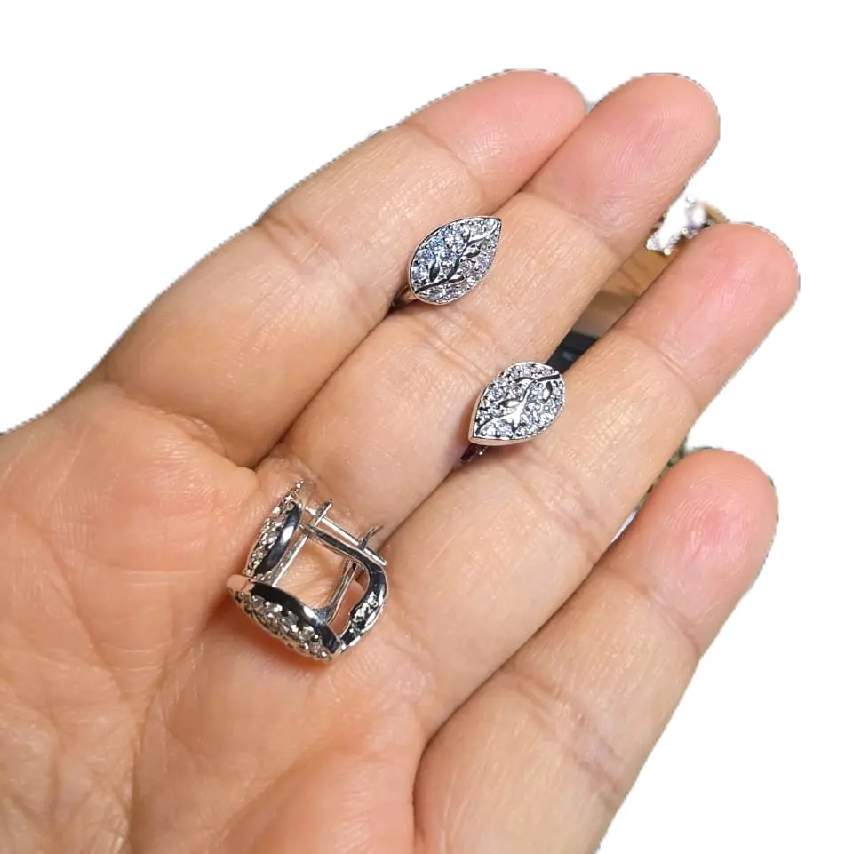 Anting Wanita Perak Model Daun Mata Putih