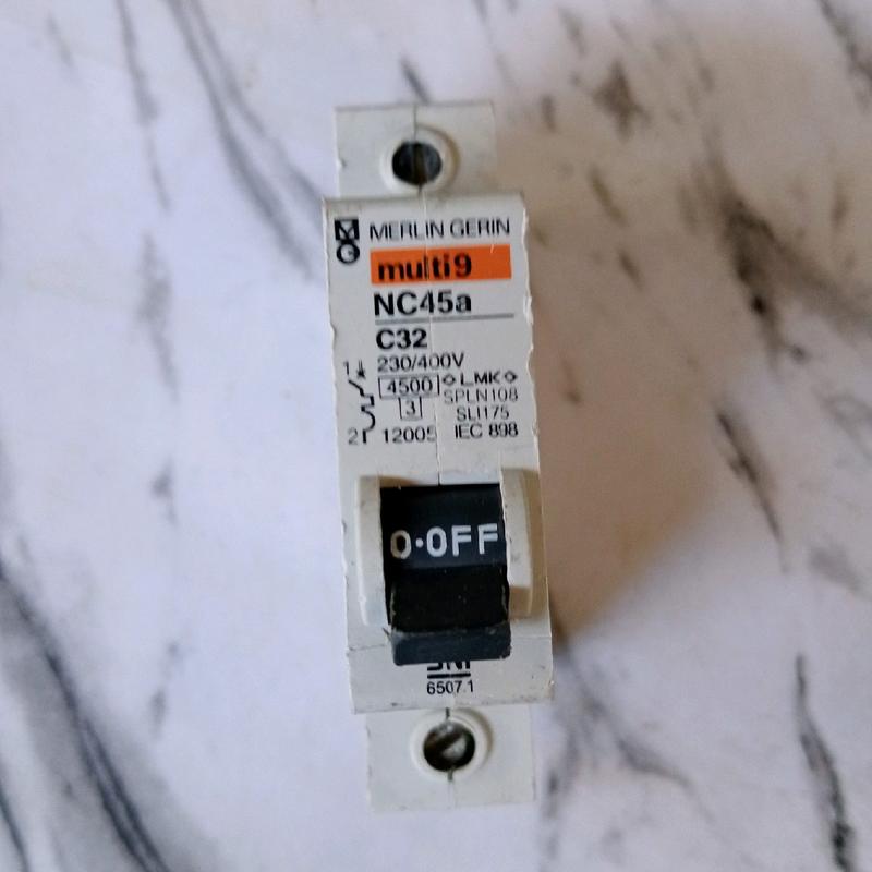 MCB merlin gerin multi9 tipe nc45a /6A/10A/16A/20A/25A/32A/50A DIJAMIN KEASLIANYA BARANG COPOTAN PANEL 2