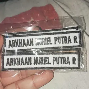 Bordir Nama Seragam Sekolah 1 HARI JADI Ukuran SD 1.8x8.5 cm & SMP 1.8x8.5 cm & SMA 2x9 cm Custom Warna Benang & Warna Dasar Bahan Hitam Putih Coklat Pramuka Kuning Merah dll