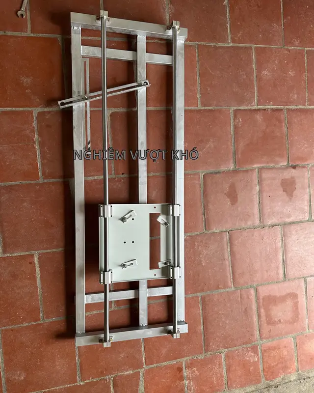 Khung trượt máy cắt cầm tay Nghiêm Vượt Khó bằng inox, lắp được nhiều máy cắt đến từ nhiều thương hiệu khác nhau mặt bàn lớn 33x36 cm ( lưu giá này chỉ có khung gồm 2 thanh trượt đăc mạ rom, 4 ổ bi, 4 gối đỡ 1 mặt trượt 33x36 ốc vít phụ kiện đi kèm ) 8