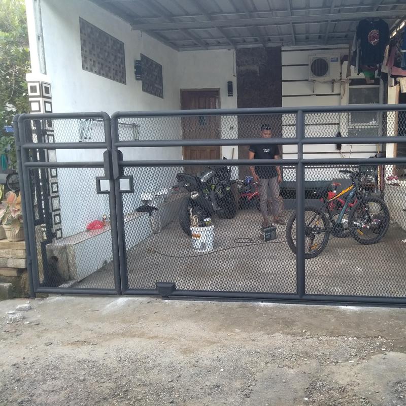 Pagar / Gate Rumah Minimalis Rangka Besi Bulat Motif Expanda 1