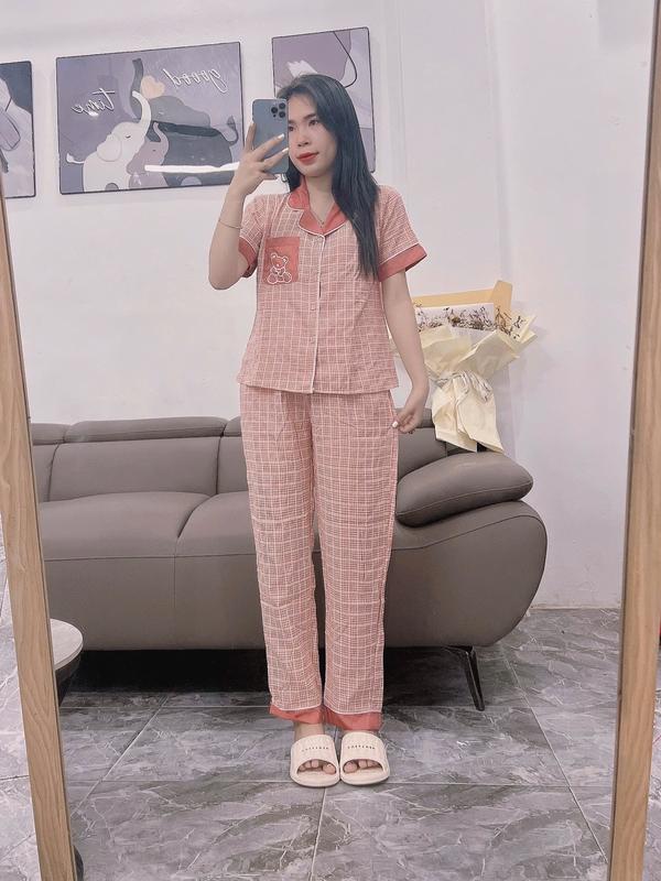 Bộ đồ ngủ mặc nhà nữ Hh áo cộc tay cổ pizama trơn 1 màu phối viền chỉ trắng bên trái túi áo in gấu quần dài hạ tiết caro nhỏ chất liệu đũi mềm êm mát lạnh