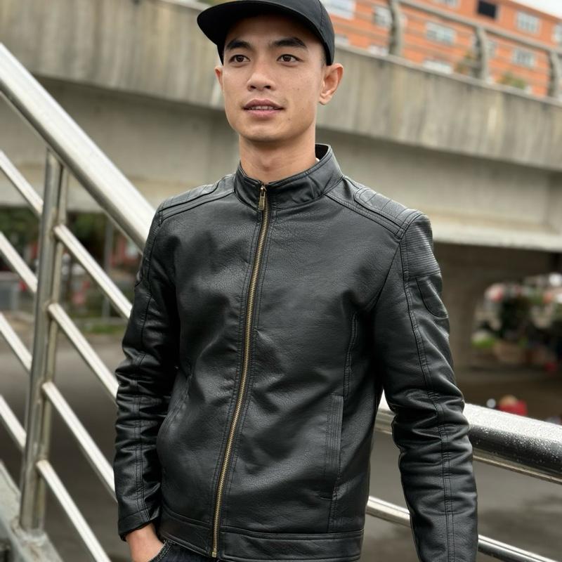 Áo Khoác Da Nam Cổ Tàu Cao Cấp DA Mềm Dày DẶN CHẤT Liệu Da Tốt Form Dáng Trẻ Trung Bên Trong Lót Nhung Thiết Kế Tinh Tế Phù Hợp Đa Dạng Bảo Hành 1 Năm