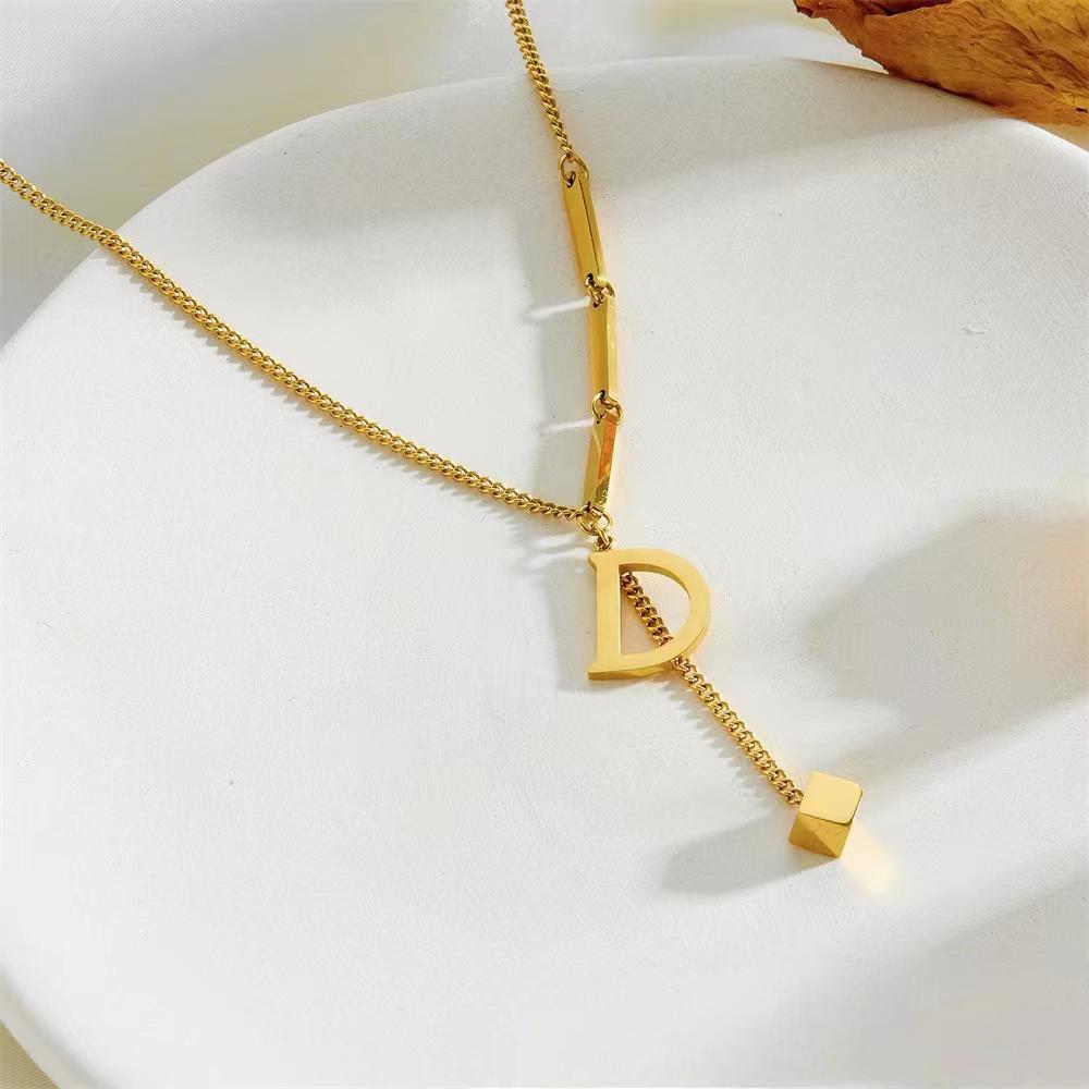 26 huruf tidak berwarna titanium baja kalung desain minimalis kotak gantung rantai rantai leher angin dingin