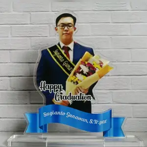 PLAKAT AKRILIK, PLAKAT WISUDA, KADO WISUDA, VANDEL WISUDA, TROPHY UNIK, PLAKAT GRADUATION, PLAKAT CUSTOM, PLAKAT WISUDA CUSTOM