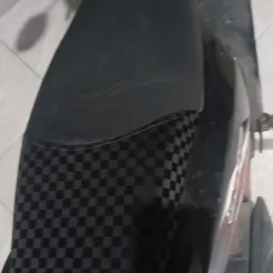 Cover Jok Langsung Pakai Kualitas Premium untuk Semua Jenis Motor - Desain Elegan dan Nyaman - Motif Catur 3D Hitam dan Merah - Cocok untuk Penggunaan Harian Motorcycle