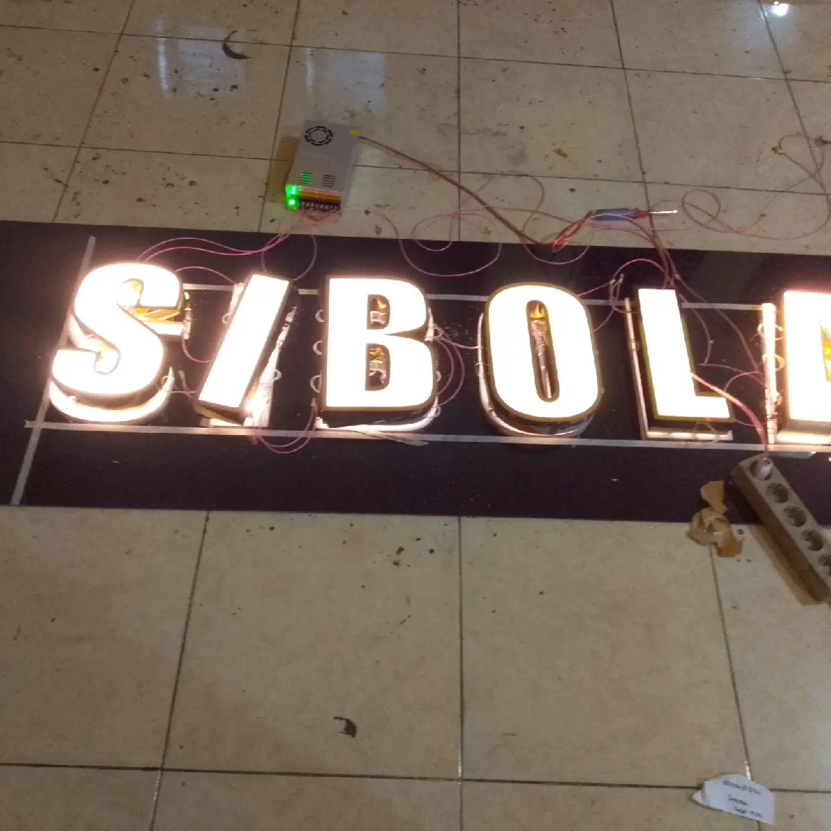 Huruf Stainless dan Acrylic Berkualitas Tinggi