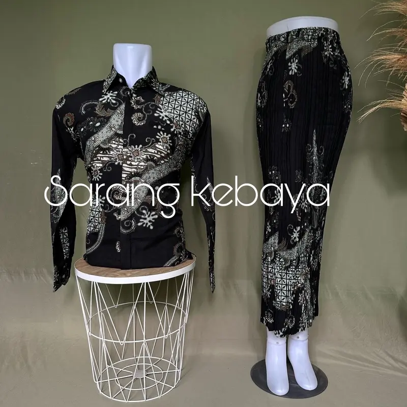 SARANG KEBAYA  / BATIK COUPLE/KEMEJA BATIK COUPLE/BATIK COUPLE LENGAN PANJANG/ROK PLISKET COUPLE / KEMEJA BATIK COUPLE ROK PLISKET Kondangan Lembut Pesta Mewah Tebal Seragam Baju Wisuda Keluarga batik  couple pasangan 1