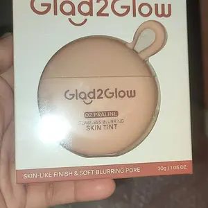 Glad2Glow Skin Tint Flawless Blurrin- Foundation Ringan Mengandung Squalane Melembabkan Skin Barrier Coverage Medium Buildable Menyamarkan Pori Pori Hasil Akhir Natural Soft Matte Oil Control Tahan Lama Seharian