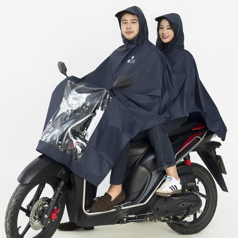 Áo mưa choàng 2 mũ siêu nhẹ vải tráng nhựa PVC trôi nước nhanh có lỗ xỏ gương Chống Nước 100% Đồng thời có thể sử dụng như áo mưa một người Kích thước rộng thoải mái cho cả người lái và người ngồi đằng sau