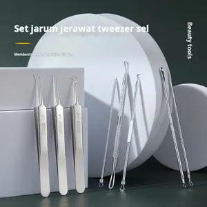 Beberapa pinset hitam, untuk salon kecantikan jerawat