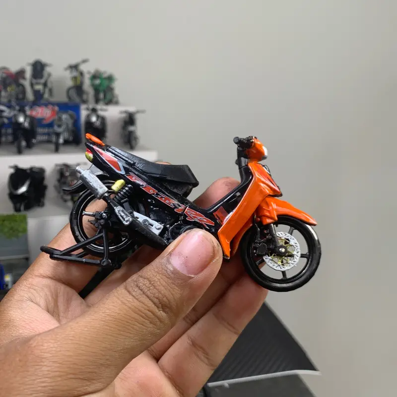 Miniatur fizr skala 1:20 hotweels miniatur motor 2 stroke yamaha fizr 1