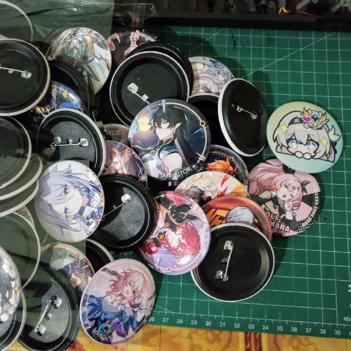 Pin Peniti Csutom 58mm Murah Satuan dengan Desain Kustom