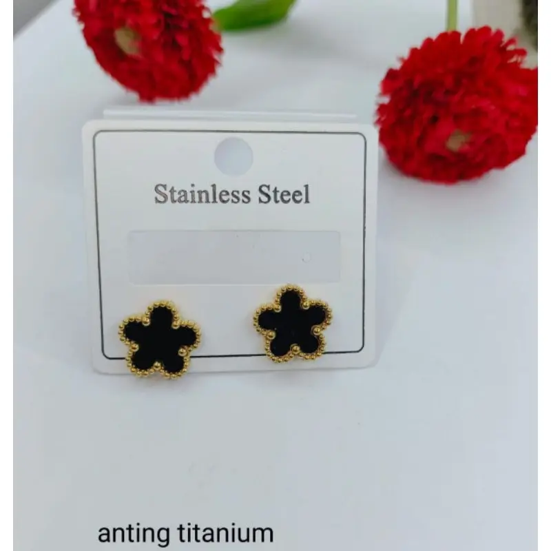 anting tusuk bunga klofer warna hitam titanium