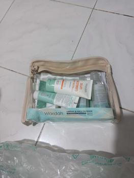 Product Review of Wardah Umrah & Hajj Package - Paket Haji dan Umroh - Hair and Body Wash, Face Cleanser, Sunscreen SPF 50 PA+++ , Anti Perspirant Deodorant, Moisturizer, Lip Treatment Balm, ZamZam Water Spray from u**9 1