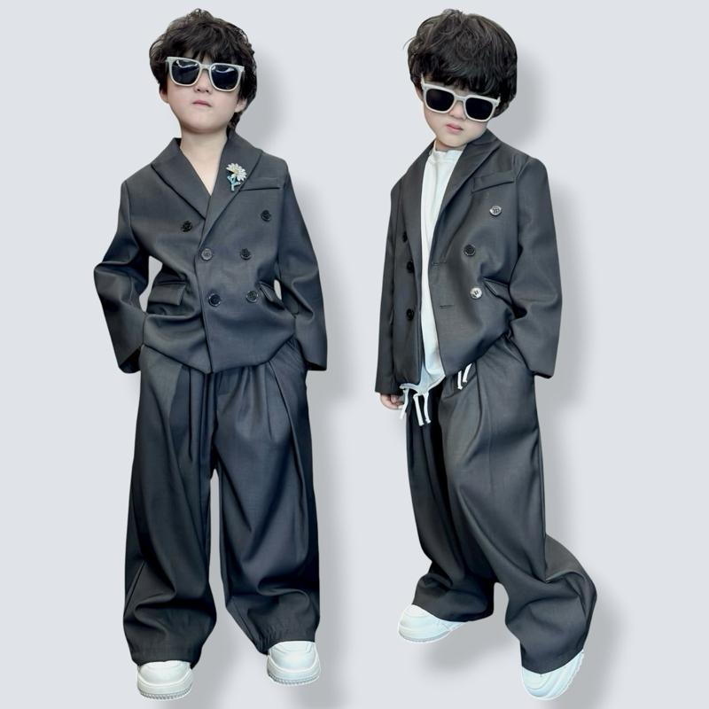  Q2559 - Bộ Quần Áo Vest Màu Ghi Xám Tối Cài Hoa Cúc Cho Bé Trai Và Bé Gái 