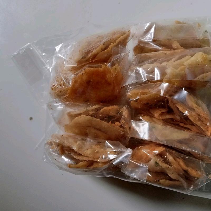 CEMILAN KERIPIK '"SISTIK BATIK" ENAK&GURIH,kemasan 1 pack isi 10 bungkus ,cocokuntuk di jual lagi di warungan atau intuk konsumsi sendiri, berat kemasan 1pack -+150 gr. Snack Kripik Asin Makanan Camilan Pedas Manis 4