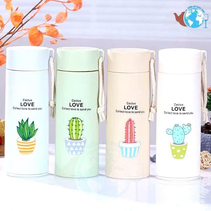 Bình nước lõi thuỷ tinh bọc nhựa in hình xương rồng có dây đeo. Dung tích 400ml