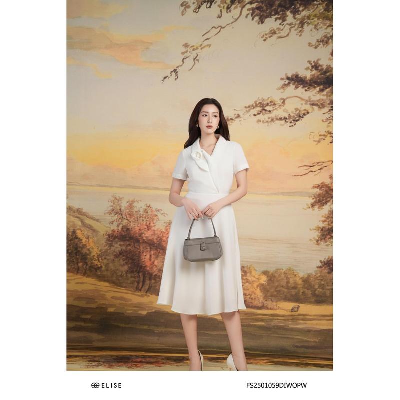 Đầm trắng nổi HT cổ lật cuốn hoa thiết kế Elise O2O mã FS2501059DIWOPW