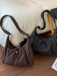 Bolsa cruzada de hombro plisada, ligera y a la moda, bolso de hombro casual y versátil con estampado de cuadros, bolsa de hombro para commuters texturizada y a la moda, ideal para el uso diario, el commuting y otros escenarios.