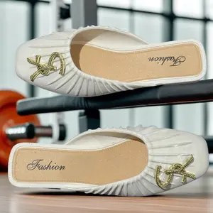 Sandal Mules Wanita Elegan Putih dengan Hiasan Emas - Fashionable & Nyaman untuk Sehari-hari