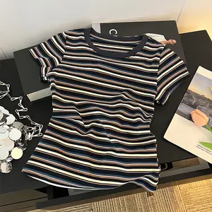 T-shirt ramping lengan pendek leher bulat bergaris coklat