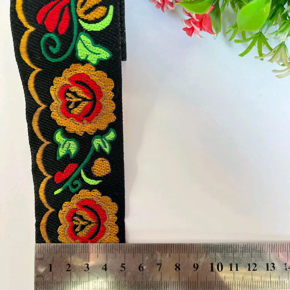 Garis Bordir Bunga Warna-warni dengan Motif Bunga Merah dan Kuning pada Latar Belakang Hitam untuk Dekorasi
