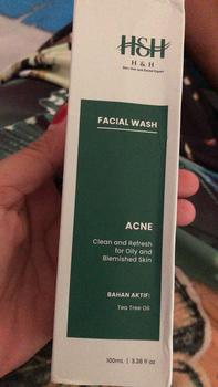 Product Review of HNH Facial Wash Acne Glow - Sabun Cuci Muka Gentle untuk Kulit Berminyak & Berjerawat from S**a 0