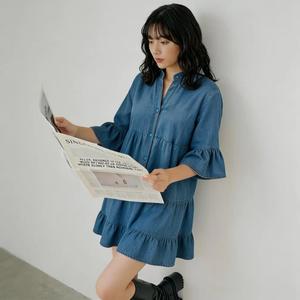 女性のデニム効果プリントフリルトリムVネックドレス、夏のためのカジュアルな半袖ドレス、毎日の着用のためのファッション女性服