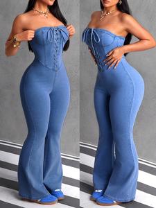Mono de mezclilla de cintura alta con pernera campana, diseño tipo bustier, cintura con cinturón, perfecto para uso casual, elegante y cómodo