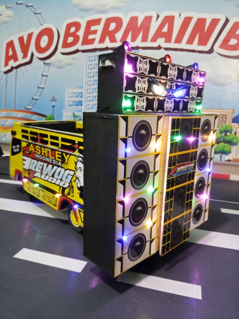 AF MINIATUR _miniatur Truk Horeg dengan Sound System Bahan Triplek Ukuran 25x27x7cm Bisa Bunyi & Bisa Di Cas Speaker 2 Inch Isi 2pcs Sudah Pake Bluetooth
