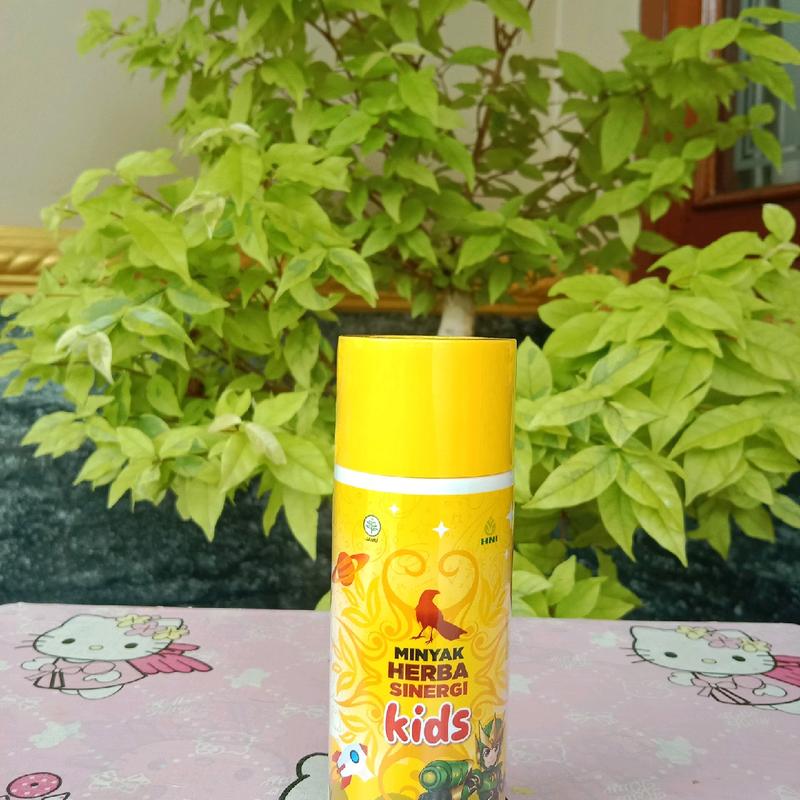 MINYAK HERBA SINERGI KIDS  ** KHASIAT ** Sebagai minyak gosok maupun minyak urut. Membantu meredakan perut kembung anak. Membantu memberikan rasa hangat pada tubuh. Membantu menghindarkan dari gigitan nyamuk 2