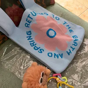 Gantungan Tas Viral Pompom Fluffy Lucu - Aesthetic Import, Aksesoris Tas & Kunci Kekinian untuk Perempuan