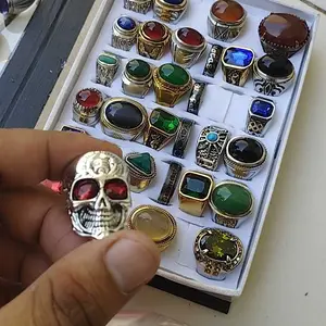 Liui Cincin Bentuk Tengkorak Fashion Trendi Bertahtakan Batu Vintage Ruby untuk Pria Alloy Material No.7 No.8 No.9 Size U.S. Diameter Circumference Gift Idea Halloween Birthday  Men  Ring