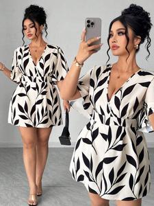 Mono para mujer de talla grande con estampado de hojas, cuello en V, manga corta y shorts fluidos de cintura alta; estilo casual para vacaciones, ideal para cuerpo curvilíneo.