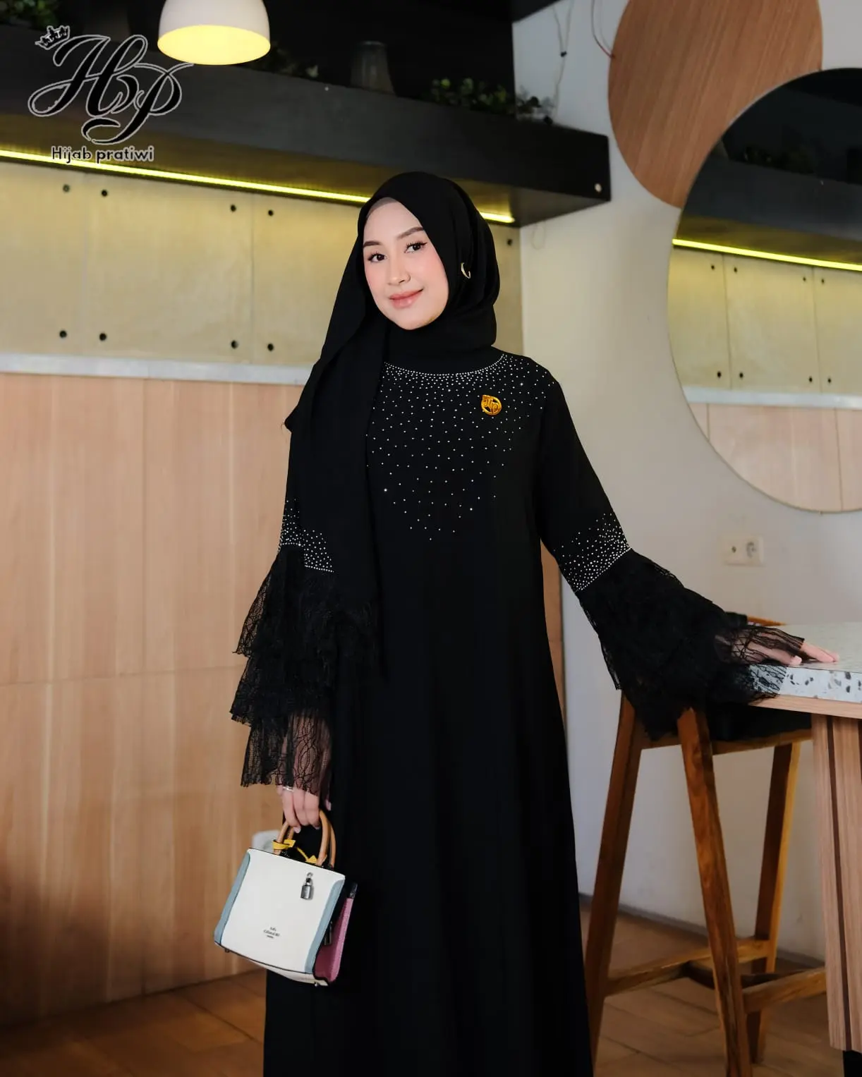 dress hitam elegan hijab 9 Ide Dress Hitam dengan Hijab, biar Terlihat Ramping dan Elegan