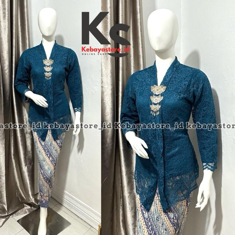 (Gratis Bross) Setelan kebaya modern kebaya kartini floy brokat- Kebaya Brokat - Kebaya brokat coklat mahogani - Baju kebaya terbaru trend 2025 - Kebaya Wisuda - Kebaya modern - Kebaya remaja bridesmaid seragaman (Gratis Bross) Setelan kebaya modern kebaya kartini floy brokat- Kebaya Brokat - Kebaya brokat coklat mahogani - Baju kebaya terbaru trend 2025 - Kebaya Wisuda - Kebaya modern - Kebaya remaja bridesmaid seragaman