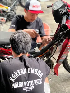 Kaos Desain Keren "Kakean Omong Malah Koyo Radio" – Tampilan Kasual dengan Grafis Unik