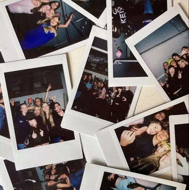 CETAK FOTO KAMERA POLAROID 100 FOTO MURAH dan PROSES CEPAT