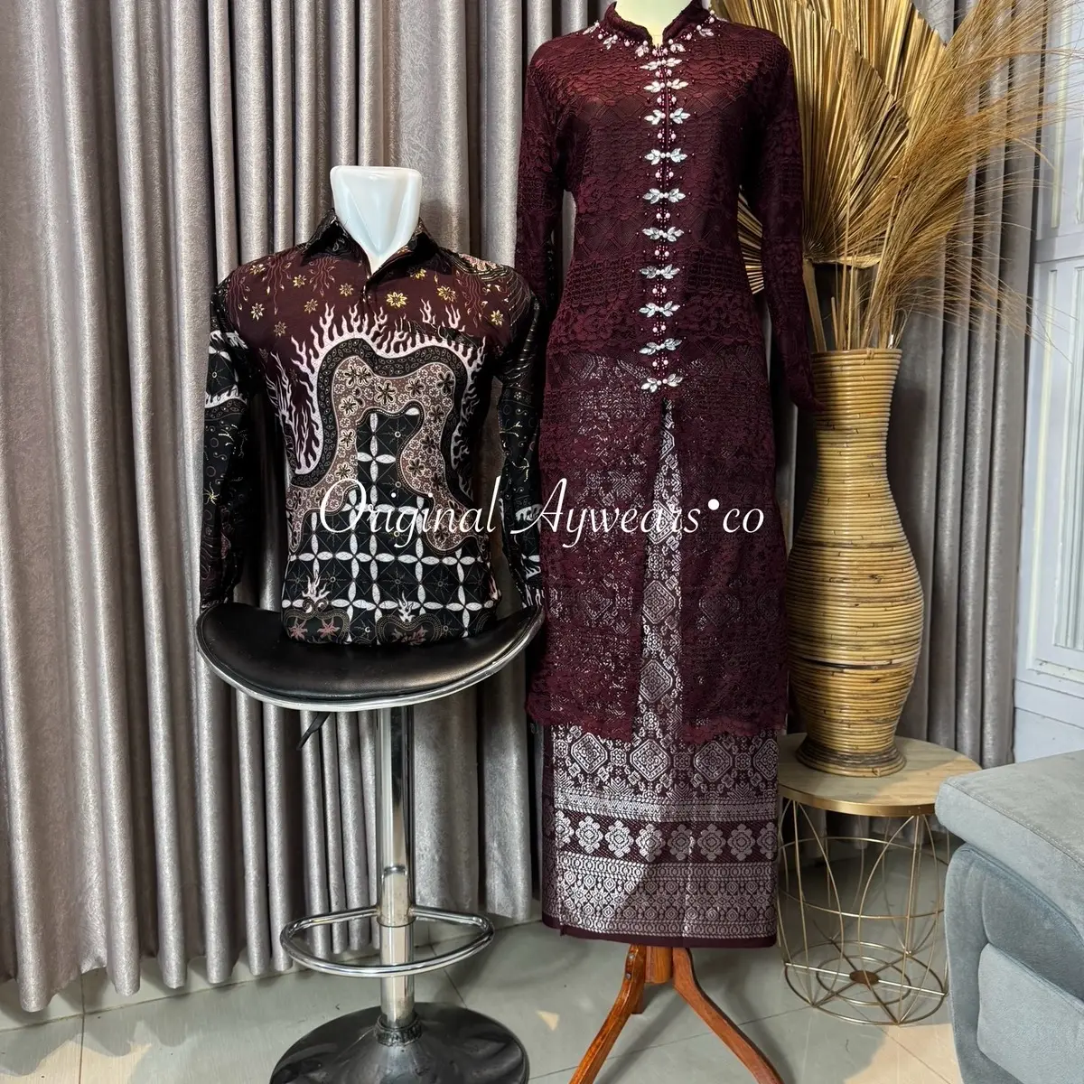 Aywears - Set couple pasangan BURGUNDY kebaya brukat kurung malika dan rok songket dan kemeja battik pasanga.  Kondangan Wanita Pesta